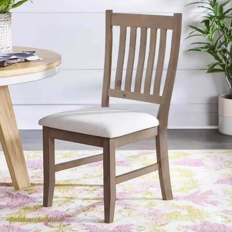 2 gepolsterte Stühle mit Lamellenrückenlehne, Kieferngestell, beigefarbene Polsterung, rustikaler Stil