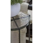 Runder Beistelltisch mit Akzenten, Tischplatte aus klarem Gussglas & schwarz gemusterter Metallrahmen, 26,7 cm x 61,6 cm