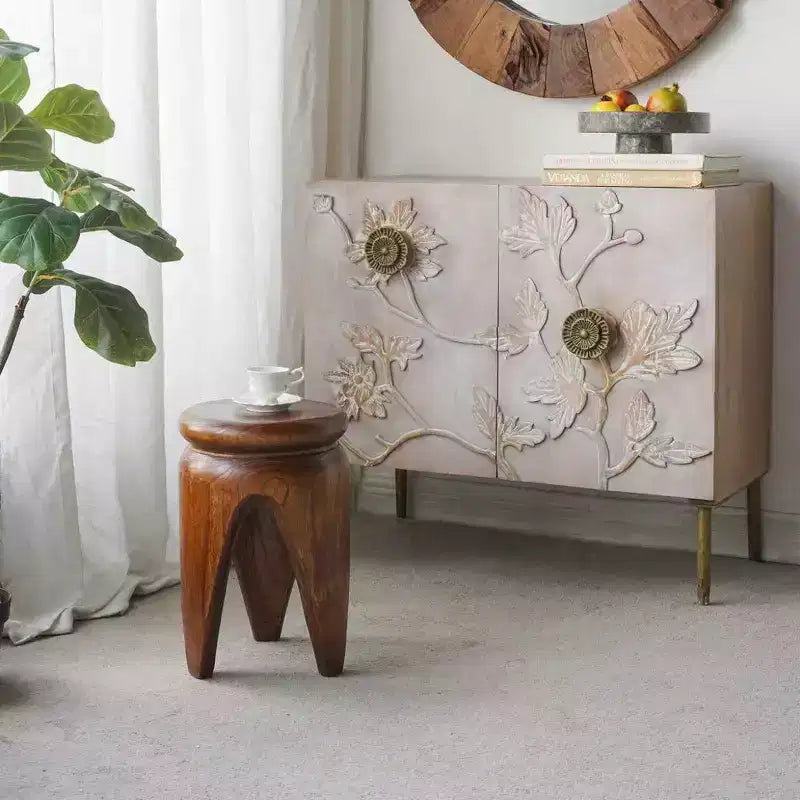 Runder Beistelltisch aus geschnitztem Paulowniaholz, 28 x 42 cm, Natur Braun, Rustikaler Boho-Stil